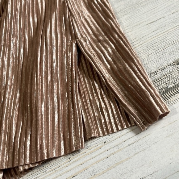 Chico’s Travelers Micro Pleat Cold Shoulder Top Size 1.  NWT - Picture 10 of 11